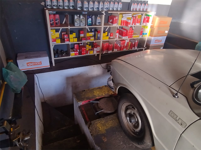 Mecânico trabalhando